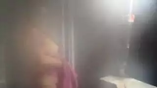 زوجة وقحة في جوارب تأخذ قضيباً صلباً في حلقها وكل ثقب ضيق