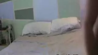 شاب وحيد يفرك زبه الضخم في السرير بورن عنيف