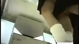 حفلة جنسية متنقلة: ثلاث مثيرات يتناوبن على قضيب محظوظ واحد