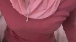 هاوية عربية ذات صدر كبير تتعرض لضربات شرجية خشنة
