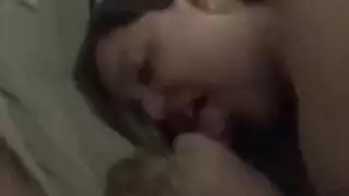 شاهد هذه السمراء تحصل على قذف وجهي كريمي ضخم