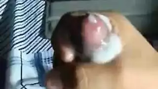 جمال متمرد بعيون زرقاء في مشهد إباحي