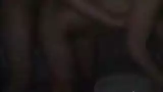 امرأة صينية نحيلة سمراء تبلع قضيبًا صلبًا حتى ينفجر