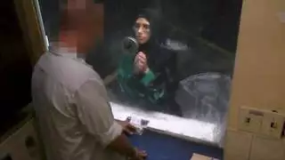 لاجئة يائسة تُملأ بدلاً من أن تُساعد