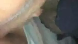 عاهرة شقراء ناضجة تأخذ قضيبين ضخمين في ثنائي جنسي صريح