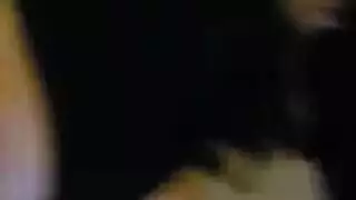 سمراء خبيرة تمارس الجنس بقوة مع قضيب اهتزازي