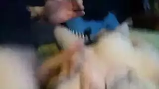 الأشقراء القذرة تُملأ بالكريم الساخن