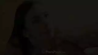 يأكل طيزها، يصفعها، ثم يفتح كسها بالفحل