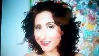 الشقراء النارية تمص قضيب رجل مجهول حتى يصبح منتصبًا بالكامل