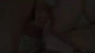 عاهرات مراهقات يرمين غمزة لطيفة ثم ينكحن بشدة
