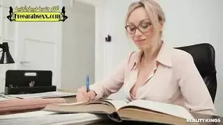 فحص عام من أمينة المكتبة لقضيب عملاق نابض