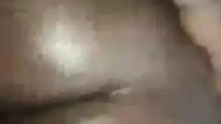 رجل عضلي مدهون يمارس الجنس مع ثدييها الثابتين في فيلم إباحي خشن