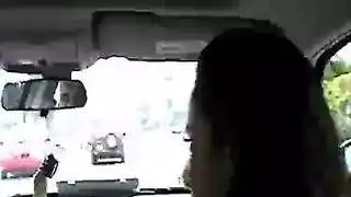 لاتينيان ساخنتان في مشهد لحس مهبلي صريح ومثير