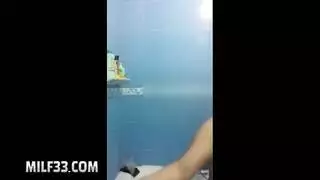 بتصور لعشيقها وتتكلم كميرا