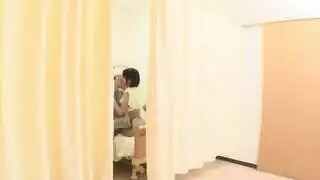 يرميها علي السرير وينام فوقها ويستمتعون بأحلي سكس وقذف داخل المهبل