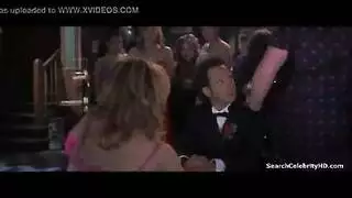 زوجة الشخصية المهمة في أول علاقة جنسية جماعية لها مع عدة فحول