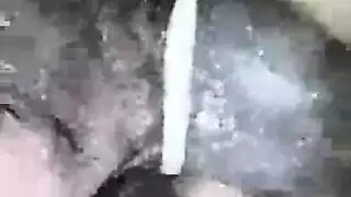 مؤخرة كبيرة بجوارب شبكية تتعرض للضربات من ذكر قائد عضلي على الكنبة