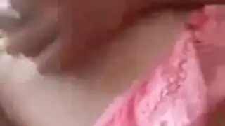 مراهقة تفتح وتفرك فرجها الحليق