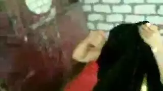 يساعدها فى زراعة الزهور