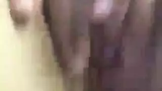 شقراء صغيرة تفتح فرجها الحليق للجنس العنيف