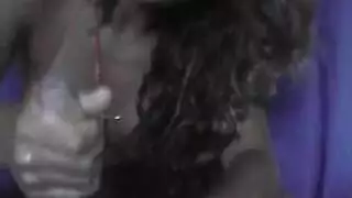 زوجة هاوية تعطي مصاً مبللاً لغرباء متحمسين