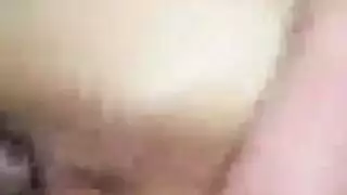 جلسة سارة الخطرة بدون وقاية: اختراق مزدوج من عشاقها السابقين