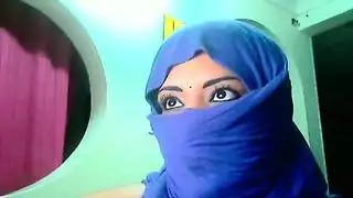 بنت تعصر بزازها وتخرج الحليب