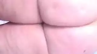 فتاة ممتلئة تركب قضيب أسود بوضعية كلابية