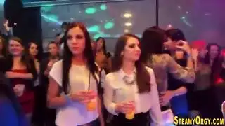 هواة صغار في ثنائي جنسي صريح: مص مزدوج وبلع السائل المنوي