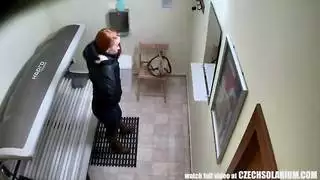 استعراض ثديي مراهقة قبل ممارسة جنس جماعي عنيف