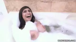 مؤخرة ميا خليفة الكبيرة مع ثديها الضخم يتم تثبيتها