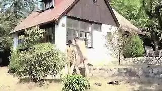 فتاة جميلة تحب المص