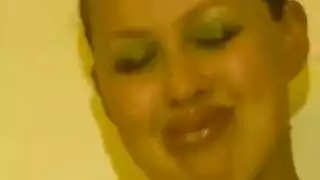 مراهقة شقراء بريطانية تنزل لتلعق كسًا مبللاً