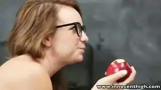 طالب جامعي بنك عمته وخالته في الحمام