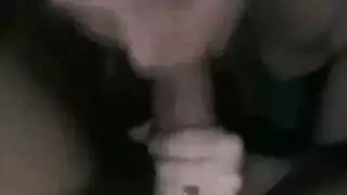 هاوية شابة تقدم مص قضيب مدرسي خفي