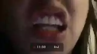 بعد مص القضيب، مارا سكاي تتعرض للضرب من الخلف على الأريكة