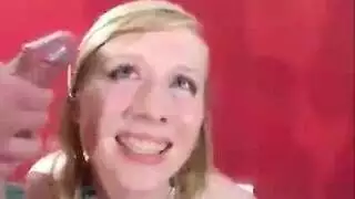 مشهد جنسي صريح: يثار من تلقي كسها الحليق لجنس فموي
