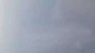 امرأة ناضجة مع قناع حول عينيها تستخدم حذائها كممارسة الجنس