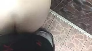 مكمّم الوجه ومُمارس معه الجنس في هذا الوضع الإباحي