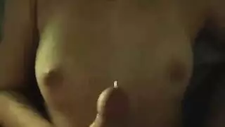 العاهرات حواء وشم الحلوى في جنس جماعي صريح داخل شاحنة