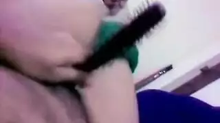 نساء تعمل في دعك وتدليك الرجال بالزيوت مترجم