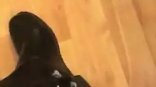 جميلة مقرنة تحصل على ثقوبها الضيقة مملوءة