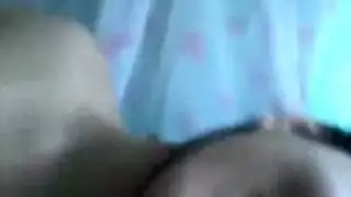 مراهقة تُقبض عليها وهي تستمني بإغراء قبل ممارسة جنس قوي في غرفة المعيشة