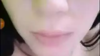 أخذت ميمي مارتينيز من ملابسها و ضعت على السرير، لممارسة الجنس