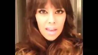 كريستينا فينيكس هو سخيف أقرن، رجل قديم في النادي الليلي، ويئر في حين كومينغ