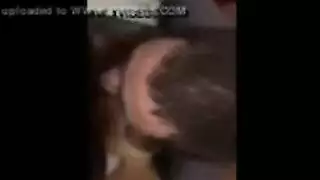 شاب أشقر ينكّب عضوًا أبيضًا صلبًا في حلقه