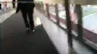 عارضة شابة تستمتع بركوب خشن في غرفة النوم