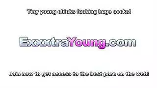 فتاة ناعمة مستأجرة لعملية جنس جماعي صعبة