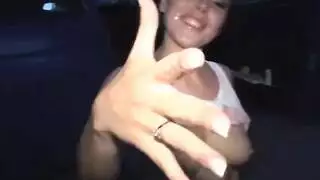 فتاة استعراضية وقحة تبلغ الذروة على شرفة عامة