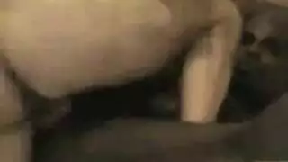 شاب عاري يمارس الجنس بعمق مع امرأة مثيرة